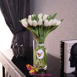 Букет из 25 белых тюльпанов в вазе