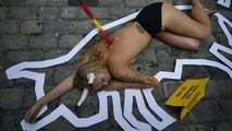 Femei dezbrăcate întinse pe stradă. De ce poartă coarne de taur