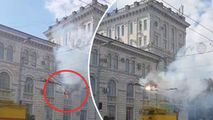 O linie electrică de troleibuze a luat foc ziua în amiaza mare