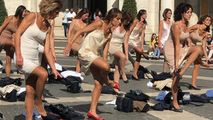 Protest inedit la Roma: Fostele stewardese de la Alitalia s-au dezbrăcat