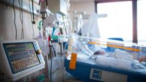 Medicii saudiţi au reuşit să separe un bebeluş de un geamăn-parazit
