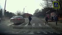 Un copil, la un pas de a fi spulberat pe o trecere de pietoni