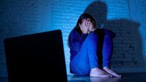 Studiu: Hărțuirea online crește riscul de sinucidere în rândul copiilor