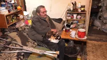 Condițiile grele în care locuiește singur un bătrân din raionul Fălești