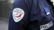 Scandal în Franţa: Un poliţist decorat, filmat bătând un protestatar