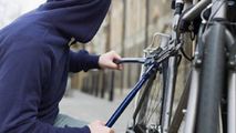 Bărbat, surprins în centrul Capitalei cu o bicicletă pentru copii furată
