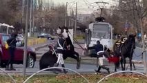 Un jandarm, filmat cum cade de pe cal în timp ce încerca să-l încalece