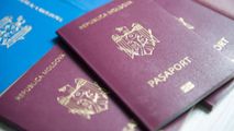 Acte false cu 300 de euro, pentru moldoveni: Grup de persoane, reținut