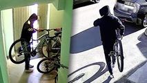 Un bărbat, surprins cum fură o bicicletă dintr-un bloc din Capitală