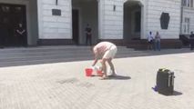 Activistul Donică i-a adus două căldări cu lapte procurorului Harunjen