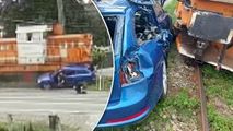 Două persoane, filmate cum se salvează sărind din mașina lovită de tren