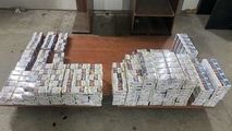 Sute de pachete cu țigări de contrabandă, găsite într-un BMW la Cahul