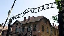 O turistă, arestată după ce a făcut un salut nazist la poarta Auschwitz