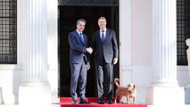 Câinele premierului grec, în întâmpinarea preşedintelui Klaus Iohannis