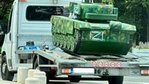 Cum a ajuns macheta unui tanc cu semnul Z în fața Ambasadei Rusiei