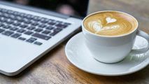 Studiu: Cafeaua accelerează metabolismul și reduce acumularea de grăsime
