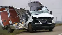Un microbuz, decopertat într-un accident, a putut ieși pe propriile roți