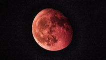 Luna va deveni duminică noaptea roşiatică în timpul unei eclipse totale