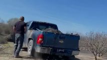 SUA: Două pickup-uri, încărcate cu pământ şi trimise în gaura unui baraj