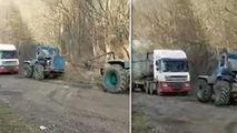 Două tractoare, filmate cum tractează un camion la Camenca