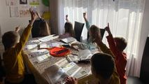 O moldoveancă stabilită în Germania învață copiii limba română