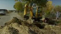 România cedează în fața COVID: Mormintele, săpate cu excavatorul