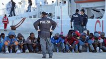 Italia va deporta 57 de tunisieni salvaţi din Marea Mediterană