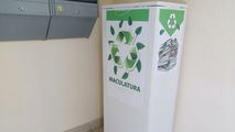 În scările blocurilor locative din Chișinău se colectează maculatură