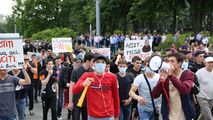 Un avocat spune când protestatarii pot avea fața acoperită