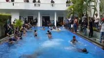 Protestatarii din Sri Lanka fac baie în piscina președintelui fugar