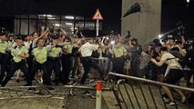 Protestatarii din Hong Kong au pătruns cu forța clădirea Parlamentului