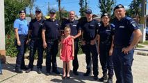 Emoționant: O fetiță refugiată a primit daruri de la jandarmii români