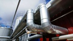 Guvernele UE au ajuns la un acord privind plafonarea petrolului rusesc