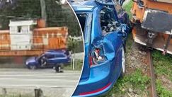 Două persoane, filmate cum se salvează sărind din mașina lovită de tren