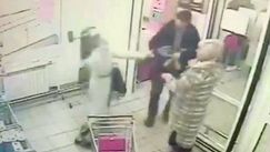 Atac cu toporul, filmat într-un magazin din Moscova: Sunt 2 răniți