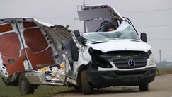 Un microbuz, decopertat într-un accident, a putut ieși pe propriile roți