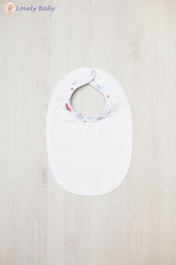 Слюнявчик белый с корабликом