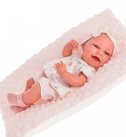 Doll Clara pe o pernă roz, 33 cm Cod 6028