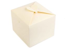 Gift box with heart / yellow