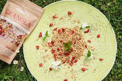 Гранола с клубникой и чиа, 360 г.