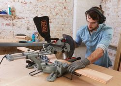 Торцовочная пила Black&Decker BES710