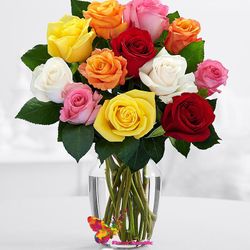 Летний букет из 19 разноцветных роз в вазе