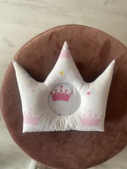 Подушечка корона с розовыми коронками