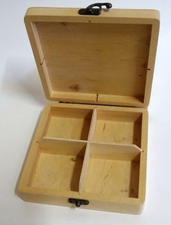Деревянная коробка с 4 отделениями 7.5x20x32см