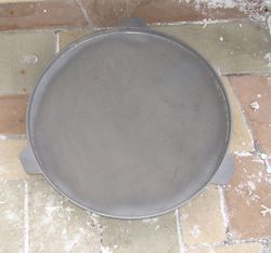 Сковорода чугунная (диаметр 700 мм)