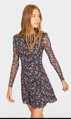 Платье Stradivarius Черный в цветочек 6389/655/147