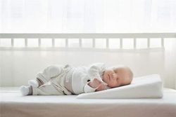 Подушка эргономичная для кроватки Klin