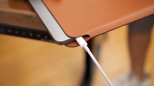 cumpără Geantă laptop Apple Leather Sleeve for 13-inch MacBook Pro – Saddle Brown, MRQM2ZM/A în Chișinău 