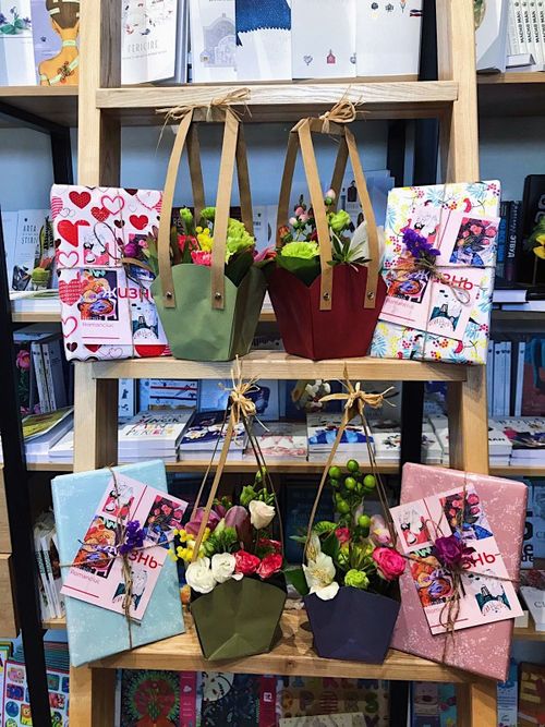 cumpără Set cadou: carte+coșuleț cu flori+felicitare personalizată! în Chișinău 