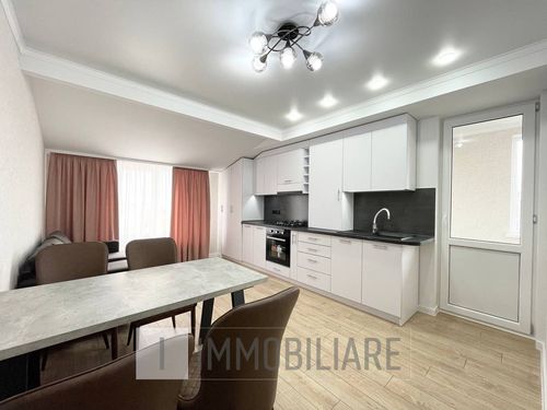 Spre vânzare apartament cu 3 camere + living, amplasat în Durlesti . 